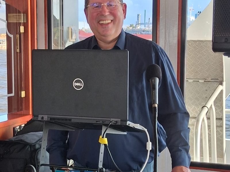 Andreas Nause am DJ-Pult bei einer Hafenrundfahrt